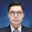 내일 날씨를 보여주는 흐린 하늘과 우산을 쓴 시민들의 모습